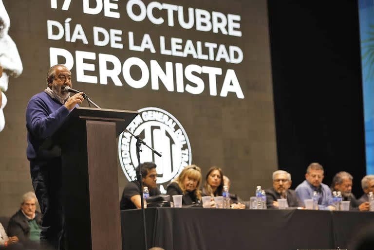 Héctor Daer habla durante el acto de la CGT por el Día de la Lealtad en Obras Sanitarias