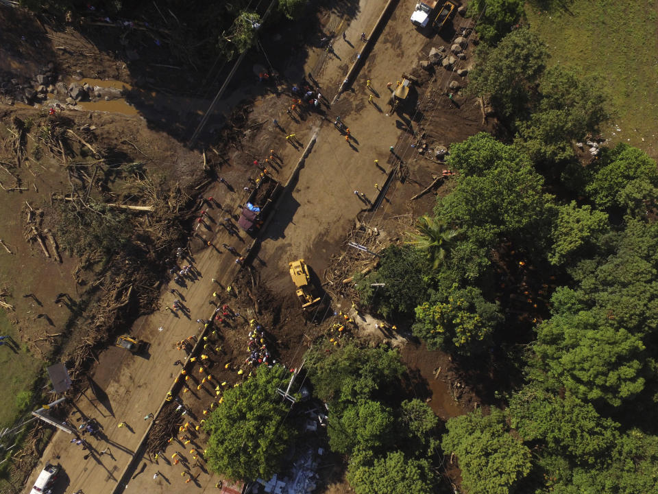 Rescatistas buscan cadáveres el viernes 30 de octubre de 2020 donde solía haber casas después de un deslizamiento de tierra la noche anterior, en Nejapa, El Salvador. (AP Foto/Salvador Meléndez)