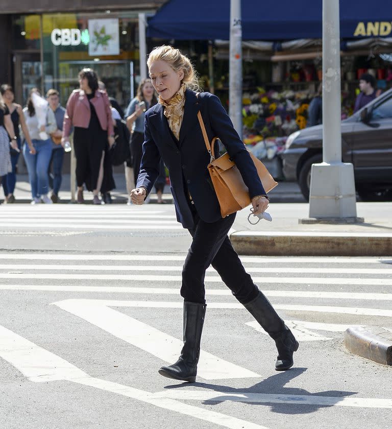 A sus 51 años, Uma Thurman es símbolo de elegancia: blazer oscuro, bufanda, pantalones y botas 