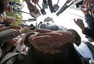 <p>Carrie Lam, Bewerberin auf den Posten als neue Regierungschefin Hongkongs, stellt sich bei einer Wahlkampfveranstaltung den Fragen der Reporter. Hongkong wählt am Sonntag ein neues Regierungsoberhaupt. (Bild: Kin Cheung/AP) </p>