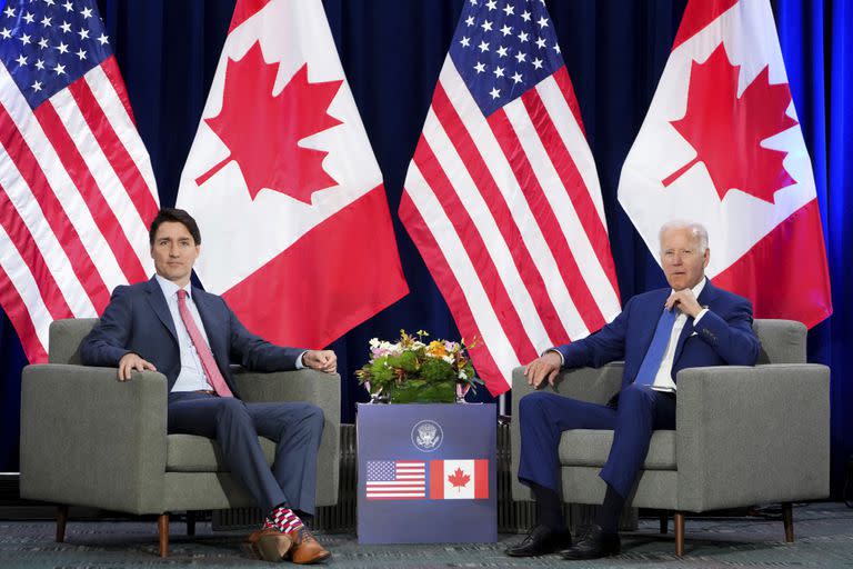 El primer ministro canadiense Justin Trudeau se reúne con el presidente estadounidense Joe Biden en la Cumbre de las Américas, el jueves 9 de junio de 2022, en Los Ángeles. (Sean Kilpatrick/The Canadian Press vía AP)