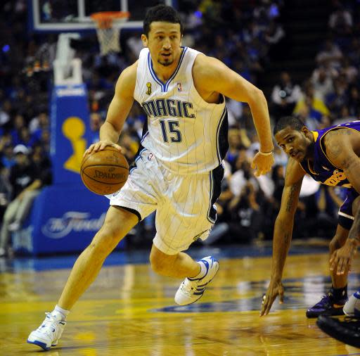 El jugador turco entonces de Orlando Magic, Hedo Turkoglu (I), avanza con el balón durante las finales de la NBA ante Los Angeles Lakers, en el gimnasio Amway Arena, el 9 de junio de 2009, en Orlando, Florida. (AFP | Emmanuel Dunand)