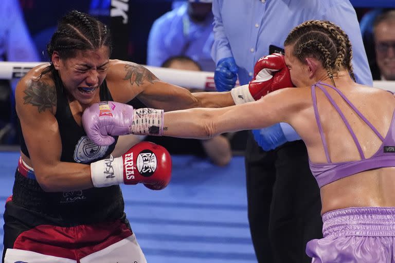 La argentina Érica Farias, siendo castigada por Mikaela Mayer (EE.UU.), en una pelea por el título mundial superpluma de la Organización Mundial de Boxeo, en Las Vegas.