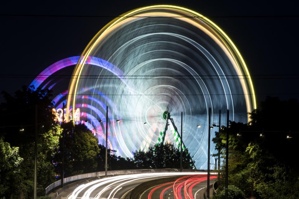 <p>Das Riesenrad der Rheinkirmes ist im nordrhein-westfälischen Düsseldorf zu sehen. Die Rheinkirmes findet noch bis zum 23. Juli statt. (Bild: Federico Gambarini/dpa) </p>