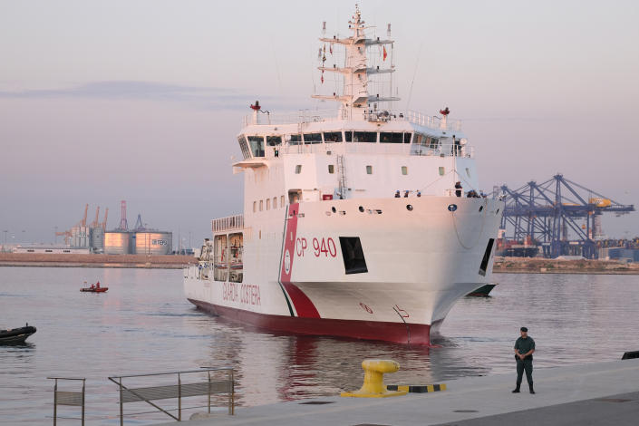 <p>A ship from the Italian Coast Guard begins to dock in the port of Valencia. (Photo: José Colón for Yahoo News) </p>