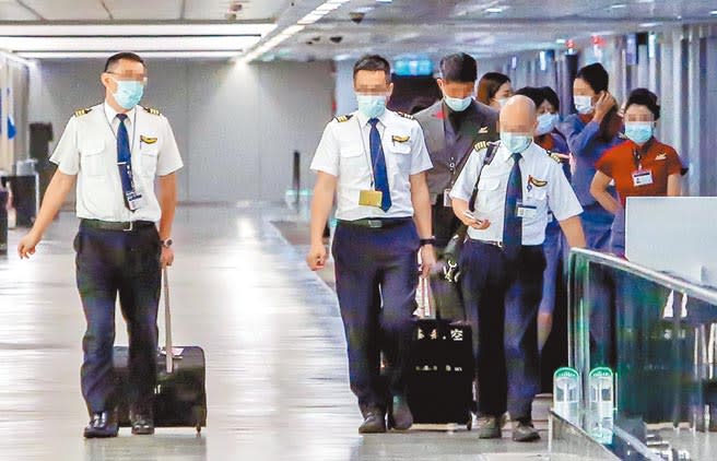 航空機組員在關口進出，本就是高風險族群，應定期篩檢以掌握傳播圖像，調整防疫策略。圖為華航機師，非新聞當事人。（陳麒全攝）