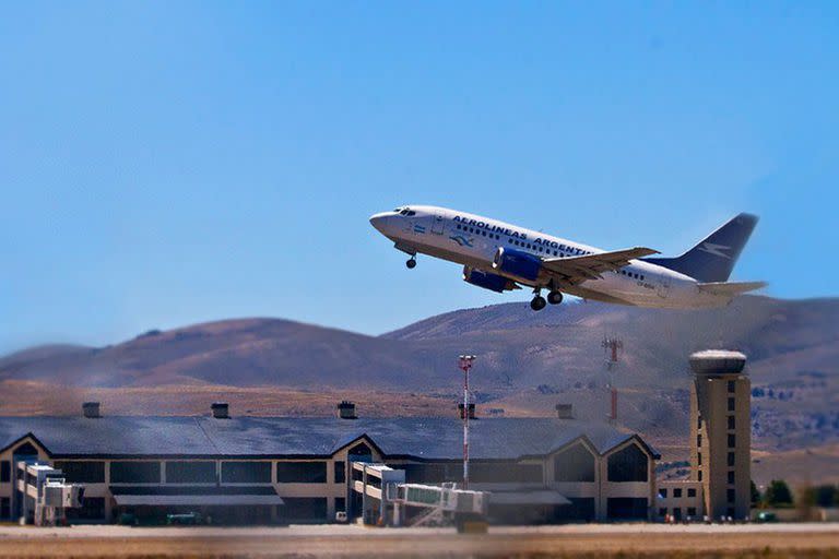 El aeropuerto de Bariloche recuperó la conexión directa con Santiago de Chile