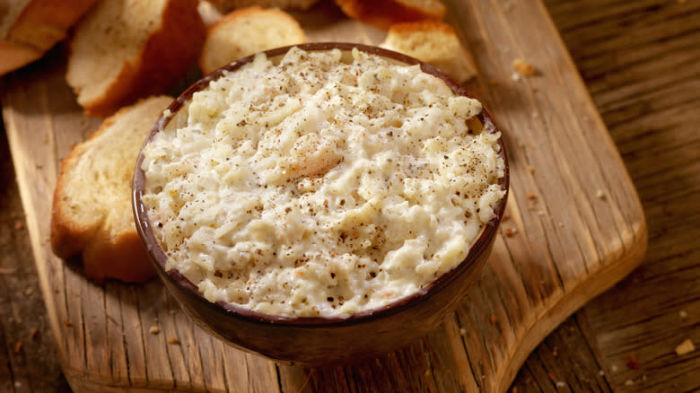 crab dip with crusty bread
