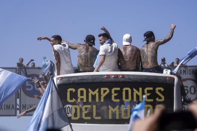 梅西（中）在阿根廷奪冠遊行向球迷揮手。（美聯社）