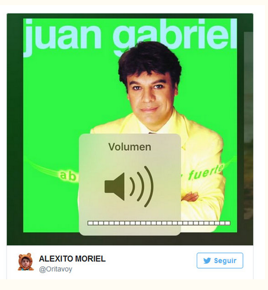 Un joven da a conocer el nuevo disco de Juan Gabriel. 