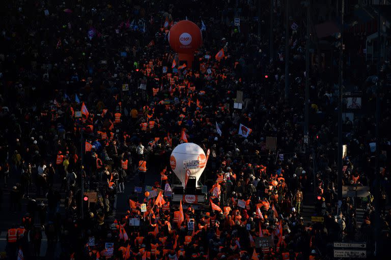 Protestas en París contra la reforma que impulsa Emmanuel Macron.  (JULIEN DE ROSA / AFP)