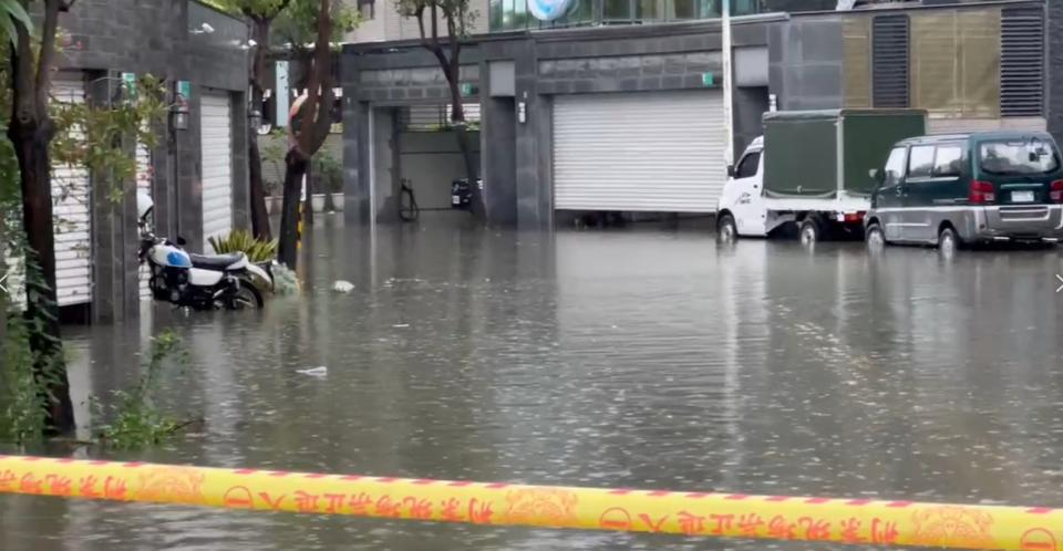 台南市安南區安中路與安中一街口已有積水出現。（圖／東森新聞）