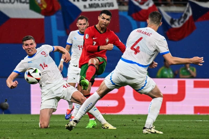 (L-R) Czech Republic's Lukas Provod, Czech Republic's Jan Kuchta, Portugal's Cristiano Ronaldo and Czech Republic's Robin Hranac fight for the ball during the Euro 2024 Group F soccer match between Portugal and Czech at Leipzig Stadium. Hendrik Schmidt/dpa