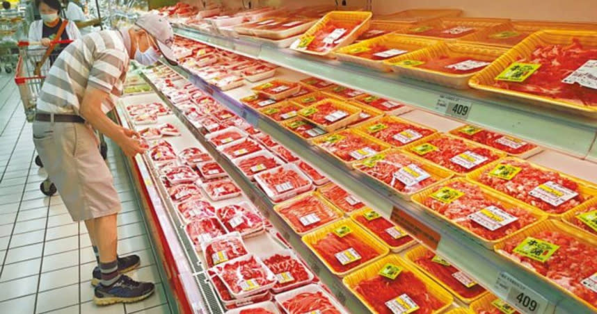 俄烏戰爭推升大宗物資價格，飼料成本應聲而漲，農經公司預估，中元節豬肉批發價恐突破91元。圖為民眾仔細挑選台灣豬肉。（圖／報系資料照）