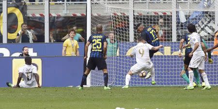 Football Soccer - Inter Milan v AC Milan - Italian Serie A - San Siro Stadium, Milan, Italy - 15/04/17 AC Milan's Cristian Zapata shoot and scores second goal. REUTERS/Alessandro Garofalo