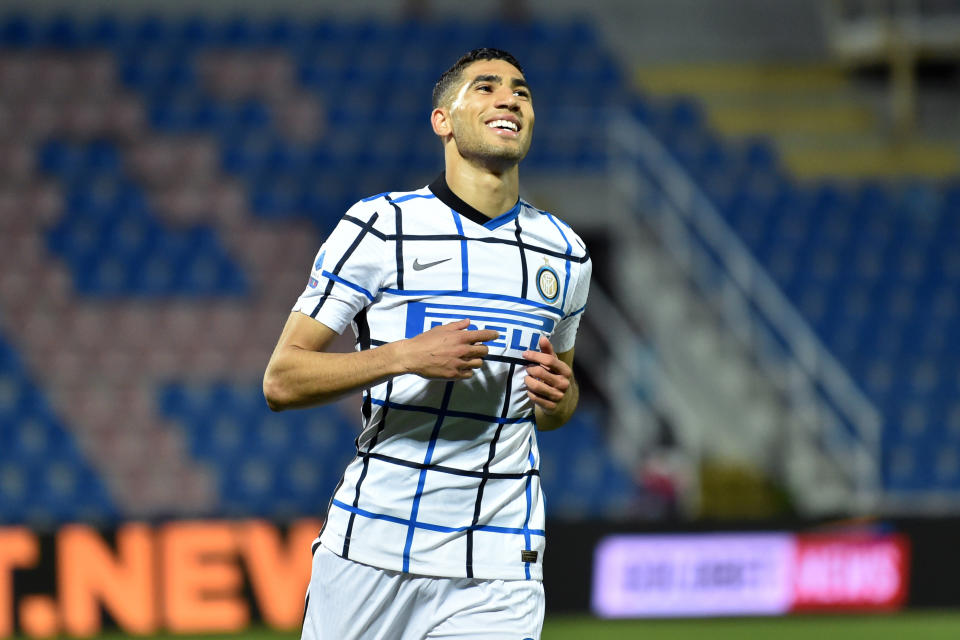 Achraf Hakim, del Inter, festeja luego de anotar el segundo tanto de su club ante el Crotone, en un duelo de la Serie A italiana, disputado el sábado 1 de mayo de 2021 (Francesco Mazzitello/LaPresse Via AP)