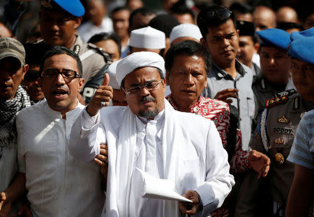 The leader of the hardline Islamic Defenders Front (FPI), Habib Rizieq, gestures after he leaves police headquarters following questioning in Jakarta, Indonesia January 23, 2017. REUTERS/Darren Whiteside