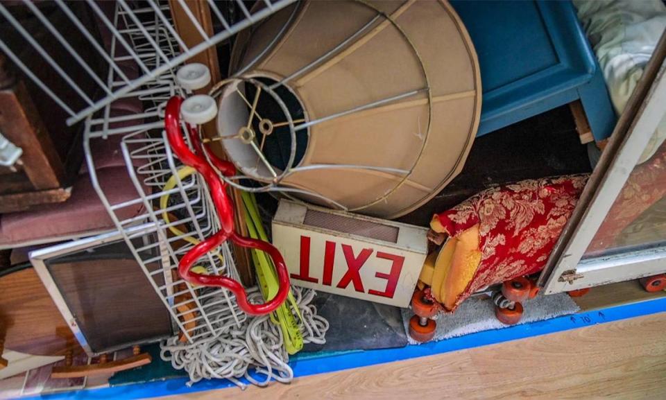 Detalle de la instalación de la artista Kerry Phillips realizada con objetos que ha ido coleccionando a lo largo de los años para su próxima exposición individual titulada "Kerry Phillips: Between the Mundane and the Miraculous" en The Bass Museum, en Miami Beach, que abrirá el 17 de agosto. el viernes 4 de agosto de 2023.
