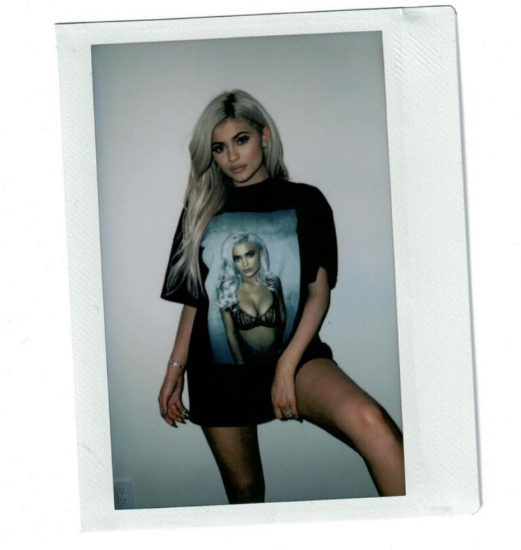 Kylie models a shirt with her face on it. (Photo: Instagram)