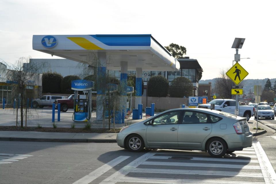 Autos conducen frente a una gasolinera en Petaluma, California, el 11 de enero de 2021: la ciudad es la primera de Estados Unidos que prohíbe la construcción de gasolineras nuevas (Josh Marcus / The Independent)