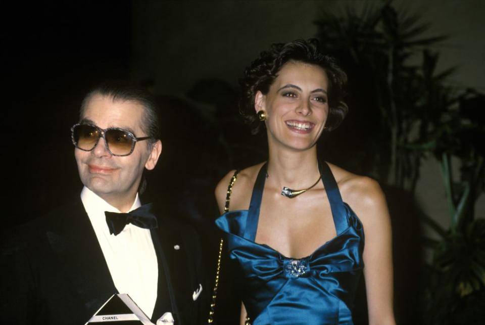 <p>Inès de la Fressange a été l’une des premières muses de Karl Lagerfeld, de qui elle était encore très proche. Dans les années 1980, la Française était ainsi devenue la première “model” à signer un contrat d’exclusivité chez Chanel. Si elle est elle-même devenue créatrice, Inès de la Fressange est réapparue avec Lagerfeld pour le défilé Chanel Printemps-Été 2010. </p>