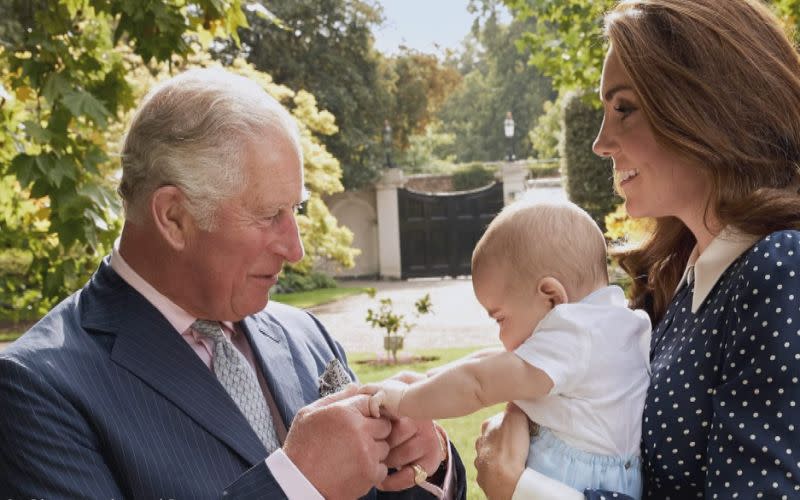 Le prince Charles joue avec le prince Louis sur une photo diffusée par le palais de Buckingham. Source: Chris Jackson/Getty Images via Buckingham Palace