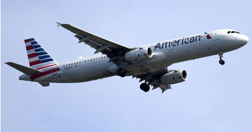 美國航空一架正從紐約飛往西班牙的航班，驚傳駕駛艙的擋風玻璃突然破裂，航行2小時後突發出警報，不得不在波士頓機場緊急迫降。（圖／達志／美聯社）