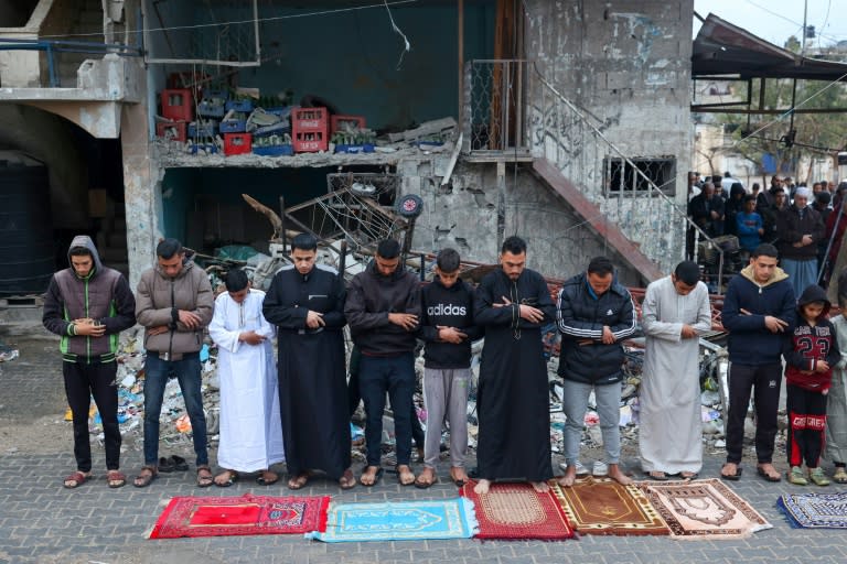 Des Palestiniens déplacés prient le 10 avril 2024 au premier jour de l'Aïd el-Fitr, la fête marquant la fin du mois de jeûne musulman du ramadan, à Rafah, dans le sud de la bande de Gaza, où une guerre oppose Israël au mouvement islamiste Hamas (-)