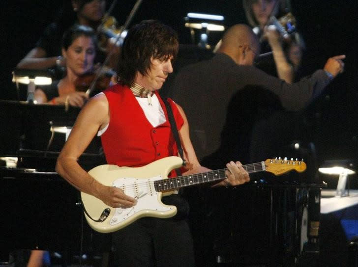 Foto de archivo de Jeff Beck en el Grammy Foundation's Starry Night gala en honor a Sir George Martin en Los Angeles, California