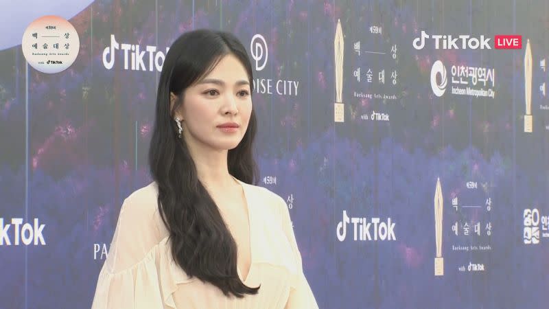 ▲宋慧喬首度摘下百想視后，在台上致詞時難掩激動心情。（圖／baeksang.official Tik Tok）