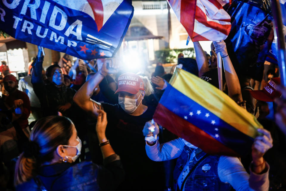 Seguidores del entonces presidente Donald Trump vitorean en un mitin durante la noche de las elecciones en el barrio de la Pequeña Habana de Miami, el 3 de noviembre de 2020. (Scott McIntyre/The New York Times)
