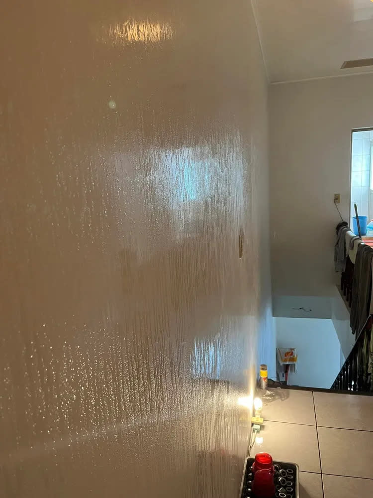 家中牆壁滿是水痕。翻攝自臉書「爆廢2公社」