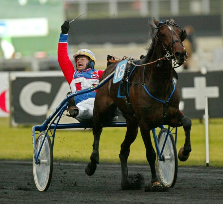 Le jockey italien Giampaulo Minucci remporte le Prix d'Amérique sur l'hippodrome de Vincennes avec le trotteur "Varenne", le 27 janvier 2002. (Jacques DEMARTHON)