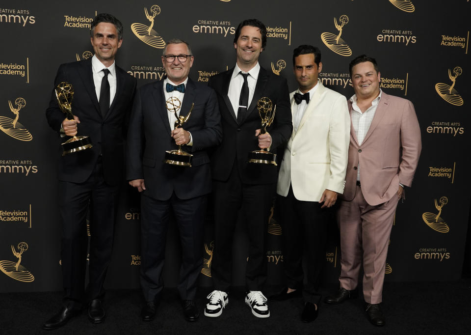 Alexander Young, de izquierda a derehca, Tom Peitzman, Todd Lieberman, Doug Mand, y Dan Gregor posan en la sala de prensa con el premio a mejor película para televisión por "Chip 'n Dale: Rescue Rangers" en la segunda noche de los Premios Emmy a las Artes Creativas el domingo 4 de septiembre de 2022 en el Teatro Microsoft en Los Angeles. (Foto AP/Chris Pizzello)