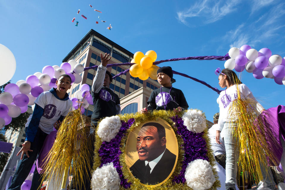 <p>In Houston, Texas, wird der „Martin Luther King Day“ mit einer Parade gefeiert. Besonders Rassendiskriminierung ist an dem nationalen Gedenk- und Feiertag zum Geburtstag des 1968 ermordeten Bürgerrechtlers ein wichtiges Thema. (Bild: Reuters) </p>