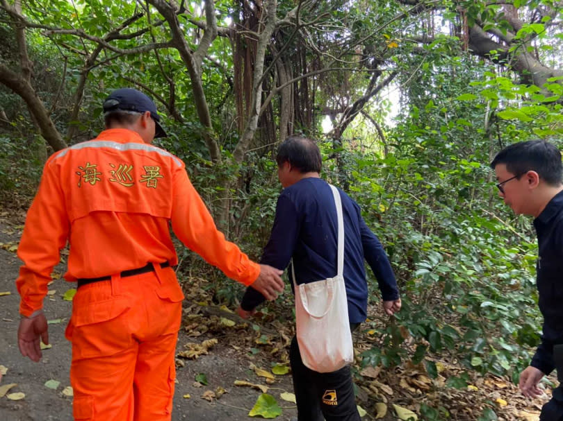 登山客被救上小徑後，身體僅擦傷無大礙。（圖／讀者提供）