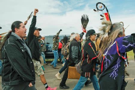 Protesters demonstrate against the Energy Transfer Partners' Dakota Access oil pipeline near the Standing Rock Sioux reservation in Cannon Ball, North Dakota, U.S. September 9, 2016. REUTERS/Andrew Cullen