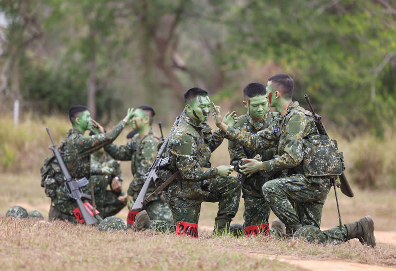 1年義務役期末鑑測  偽裝訓練（2） 首梯役期1年義務役、陸軍第2226梯役男18日至22日 在台中成功嶺營區展開為期5天的期末鑑測，圖為20 日新訓役男互相在臉上塗抹偽裝膏。 中央社記者王飛華攝  113年3月20日 