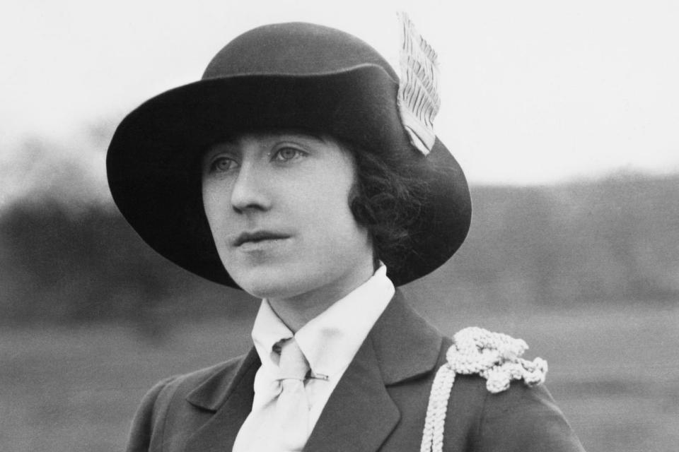 Kennen Sie diese Dame? Sie war das neunte von zehn Kindern des Earl of Strathmore and Kinghorne, heiratete 1923 ihren Mann Albert und gab damit ihren Mädchennamen Elizabeth Bowes-Lyon ab ... (Bild: Central Press/Hulton Archive/Getty Images)