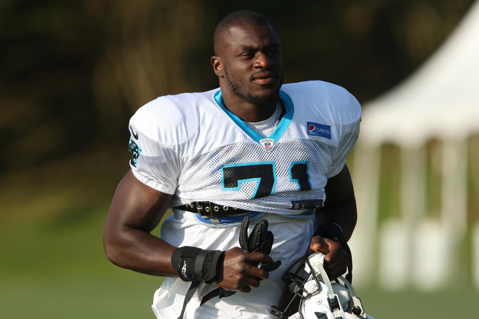 Efe Obada, durante un entrenamiento con los Panthers de Carolina. | Foto: Getty