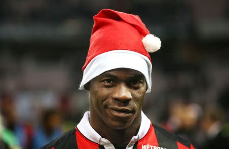 Football Soccer - Nice v Dijon - French Ligue 1 - Allianz Riviera stadium, Nice, France 18/12/16. Nice's Mario Balotelli wears a Christmas hat at the end of the match. REUTERS/Eric Gaillard