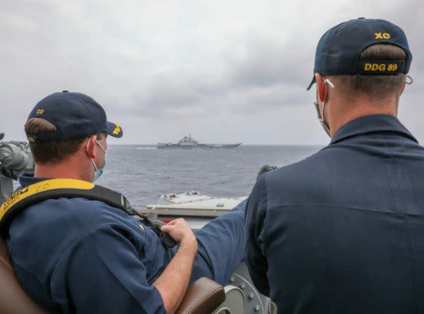 ▲美國海軍日前在官網公布驅逐艦馬斯廷號(USS Mustin，DDG-89)本月4日在菲律賓海與中國航母「遼寧號」相遇的照片，其中美國軍官翹腳的舉動引起討論。（圖／翻攝自美國海軍官網）