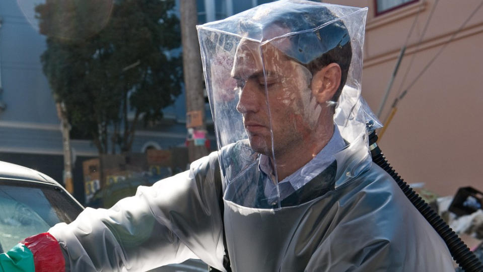 Jude Law as conspiracy theorist Alan Krumwiede in 'Contagion'. (Credit: Warner Bros)