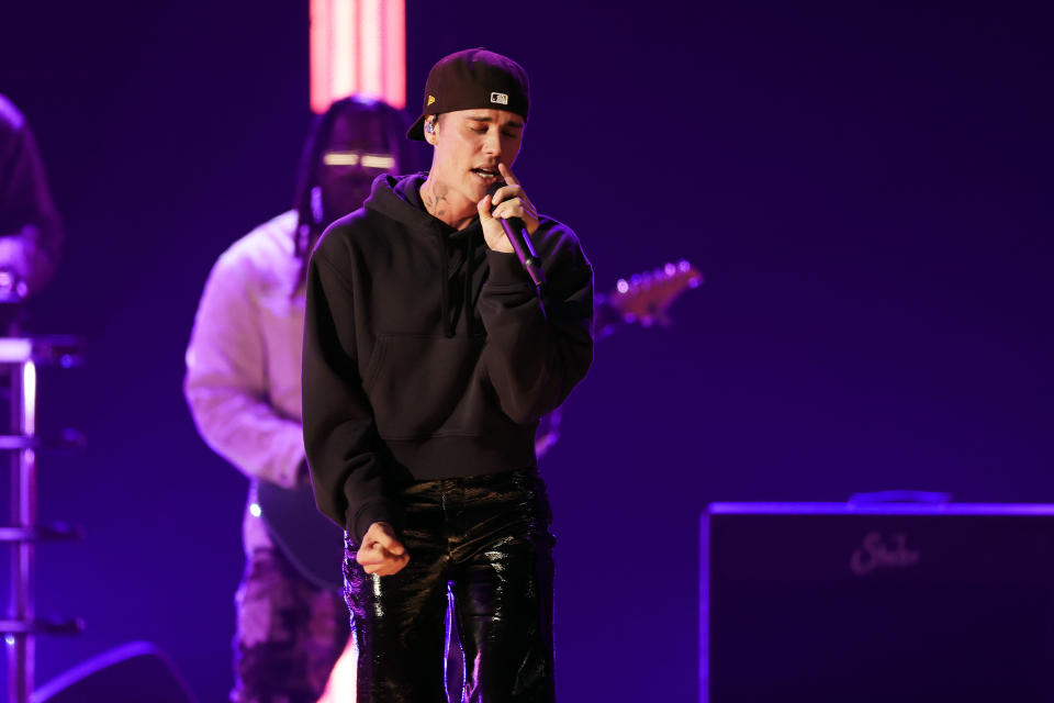 LAS VEGAS, NEVADA – 3. APRIL: Justin Bieber tritt während der 64. GRAMMY Awards in der MGM Grand Garden Arena am 3. April 2022 in Las Vegas, Nevada, auf der Bühne auf.  (Foto von Rich Fury/Getty Images für The Recording Academy)