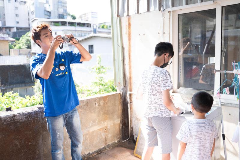 賀軍翔擔任家扶甘苦生活節愛心大使，親自拜訪家扶家庭與孩子（家扶基金會提供）