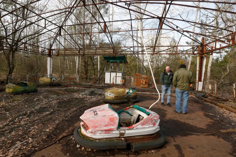 Celebración de los cincuenta años de la ciudad de Pripyat, turistas y viejos habitantes se reúnen en lo que resta de la ciudad abandonada luego del desastre nuclear de Chernobyl en el año 1986