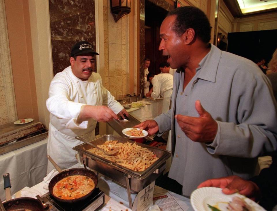 En 2000, el chef Pedro Rosado sirve un plato de pasta a O.J. Simpson en el Star Chefs and Wine Extravaganza del Intercontinental Hotel en Miami.