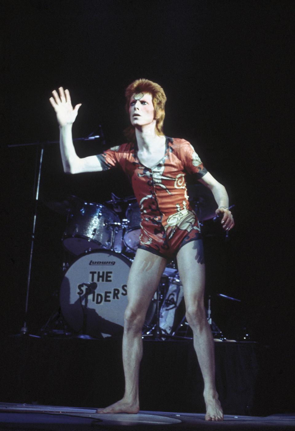 David Bowie dans le rôle de Ziggy Stardust en costume de scène Kansai Yamamoto