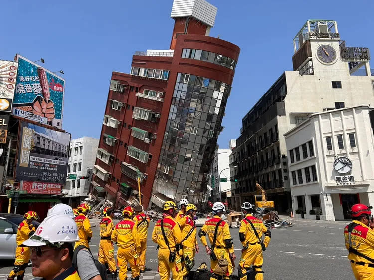 花蓮遭地震重創，跨縣市搜救團隊湧入救災。消防署提供