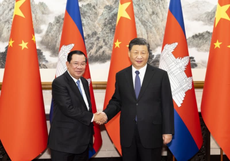 ▲中國國家主席習近平10日在釣魚台國賓館會見到訪的柬埔寨總理洪森與洪馬內。（圖／翻攝自中國外交部）